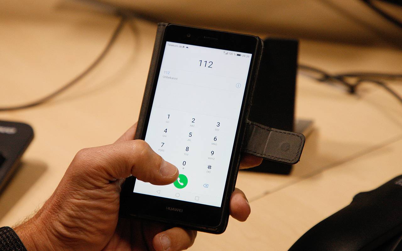 Eine Person wählt auf dem Handy die 112. Wir sehen das Display des Handys.