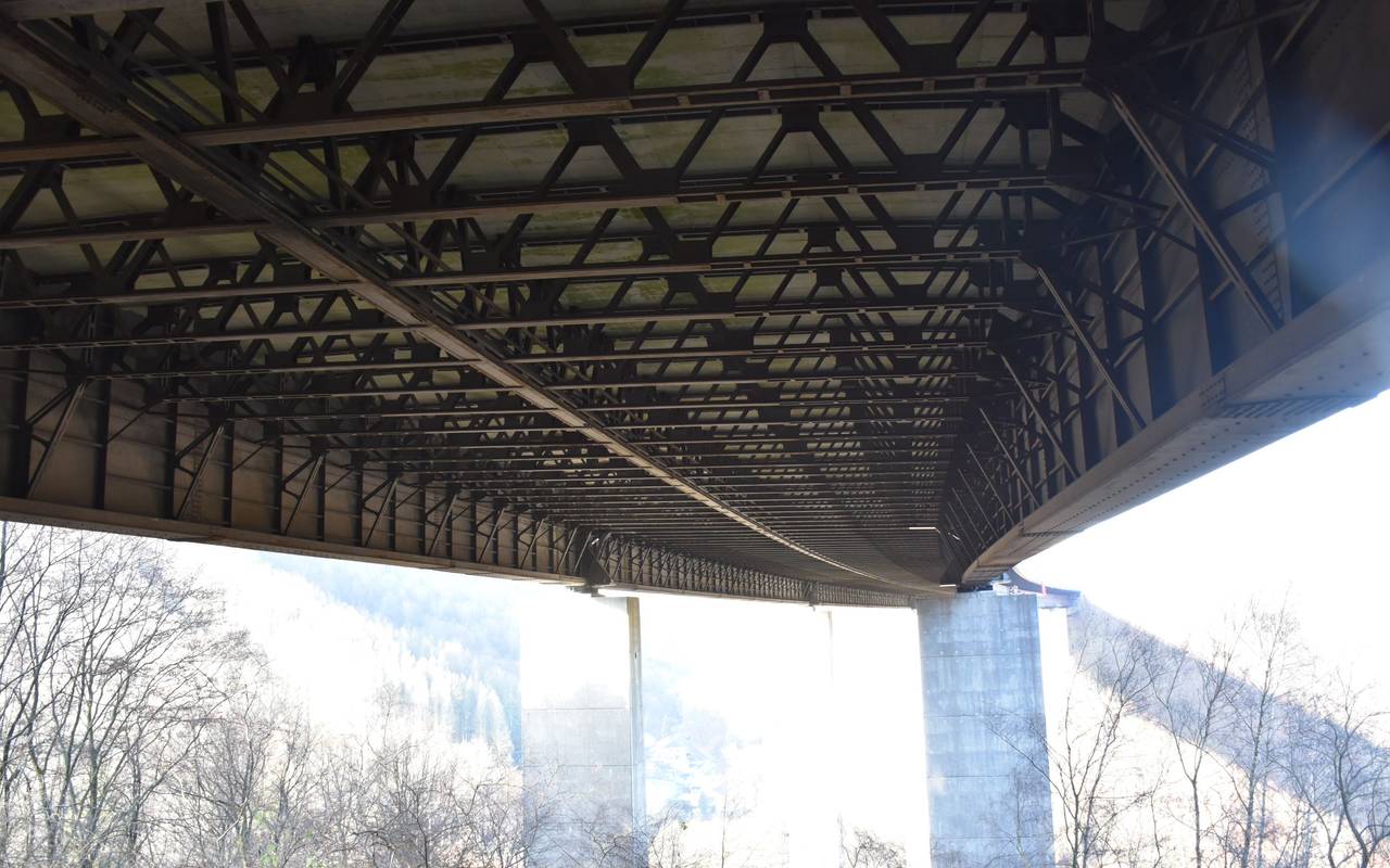 Rahmedetalbrücke von unten - Blick auf die Stahlstreben
