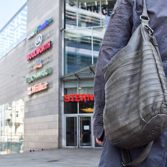 Eine Person steht mit Handtasche vor dem Sterncenter in Lüdenscheid