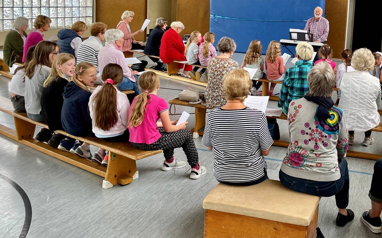 Kinder und Großeltern sitzen zusammen und proben