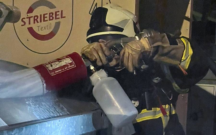 Ärgerlich für die Einsatzkräfte: Absichtlich angesteckte Papiercontainer im Lüdenscheider Stadtgebiet.