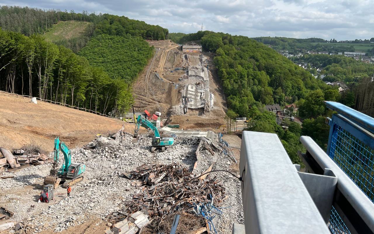 Aufräumarbeiten an der gesprengten Rahmedetalbrücke auf der A45 in Lüdenscheid