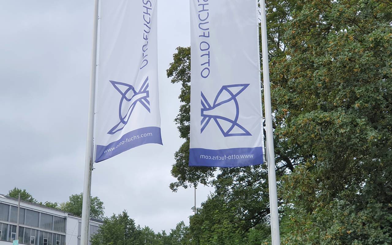 Flaggen mit Otto-Fuchs Logo