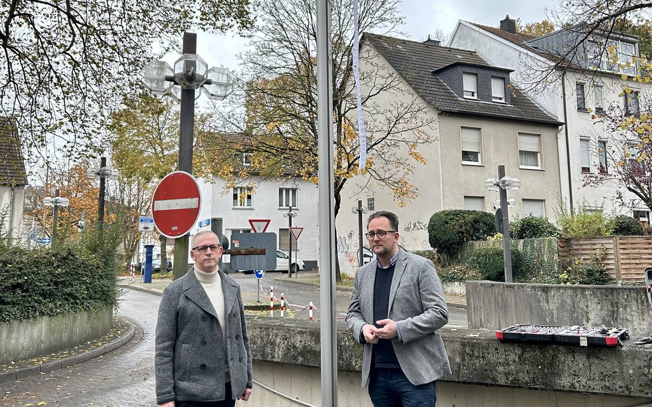 Bürgermeister Roland Schröder und Landtagsabgeordneter Matthias Eggers mit defektem Fahnenmast.