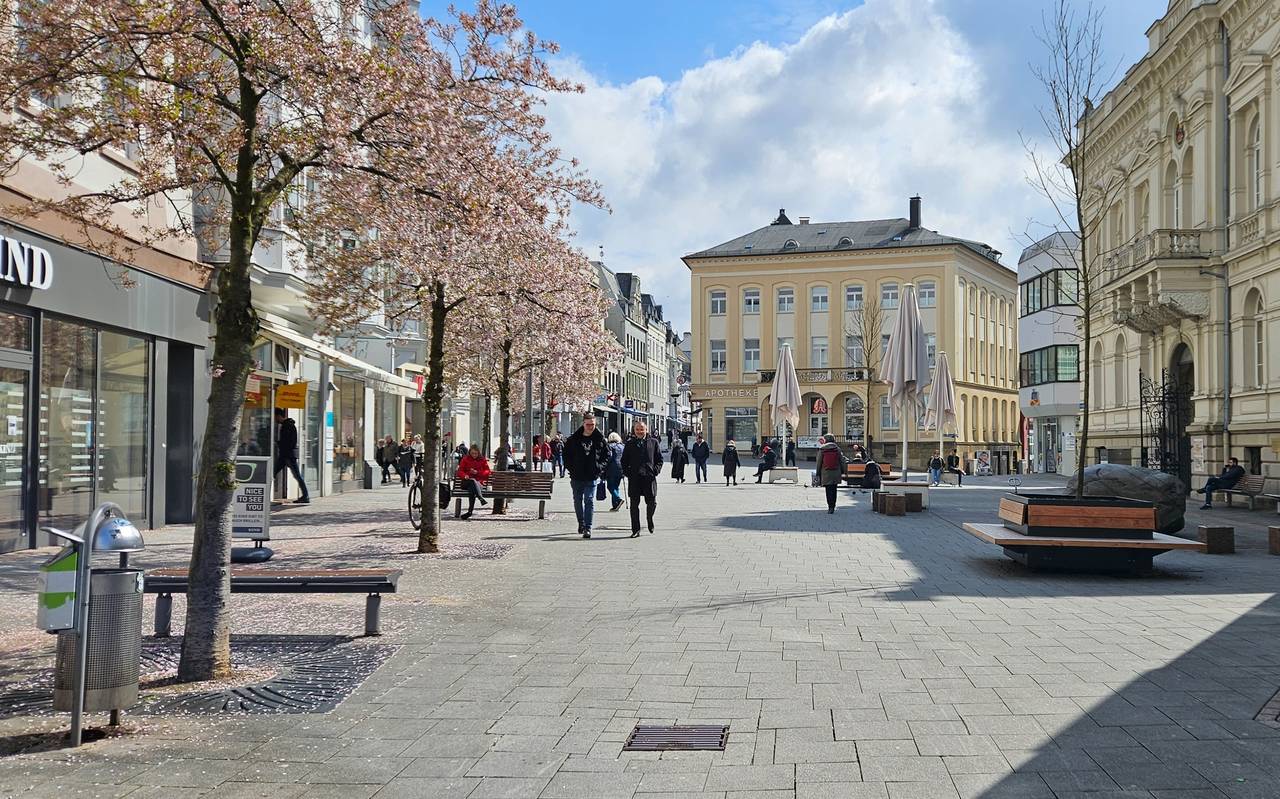 Die Iserlohner Innenstadt. Links und Rechts sind Läden, in der Mitte ein Platz mit Bänken.