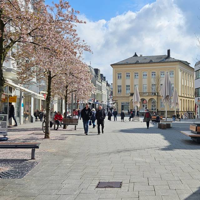Die Iserlohner Innenstadt. Links und Rechts sind Läden, in der Mitte ein Platz mit Bänken.