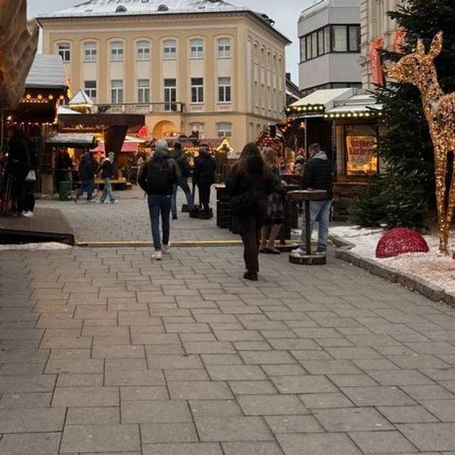 Menschen schlendern über den Weihnachtsmarkt in der Iserlohner Innenstadt