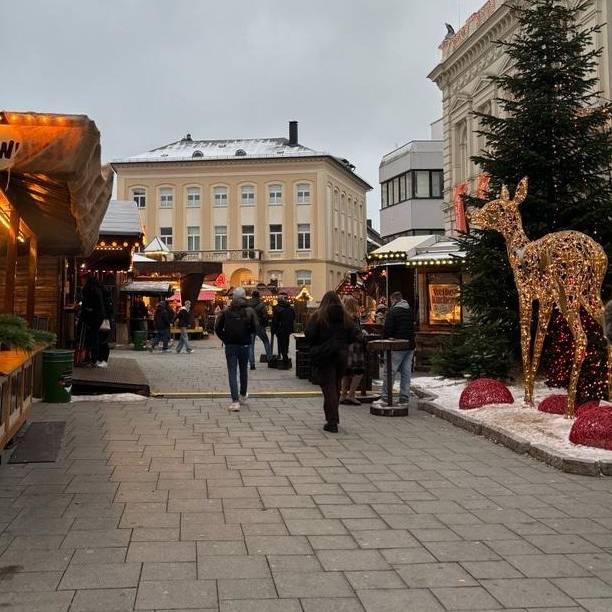 Menschen schlendern über den Weihnachtsmarkt in der Iserlohner Innenstadt