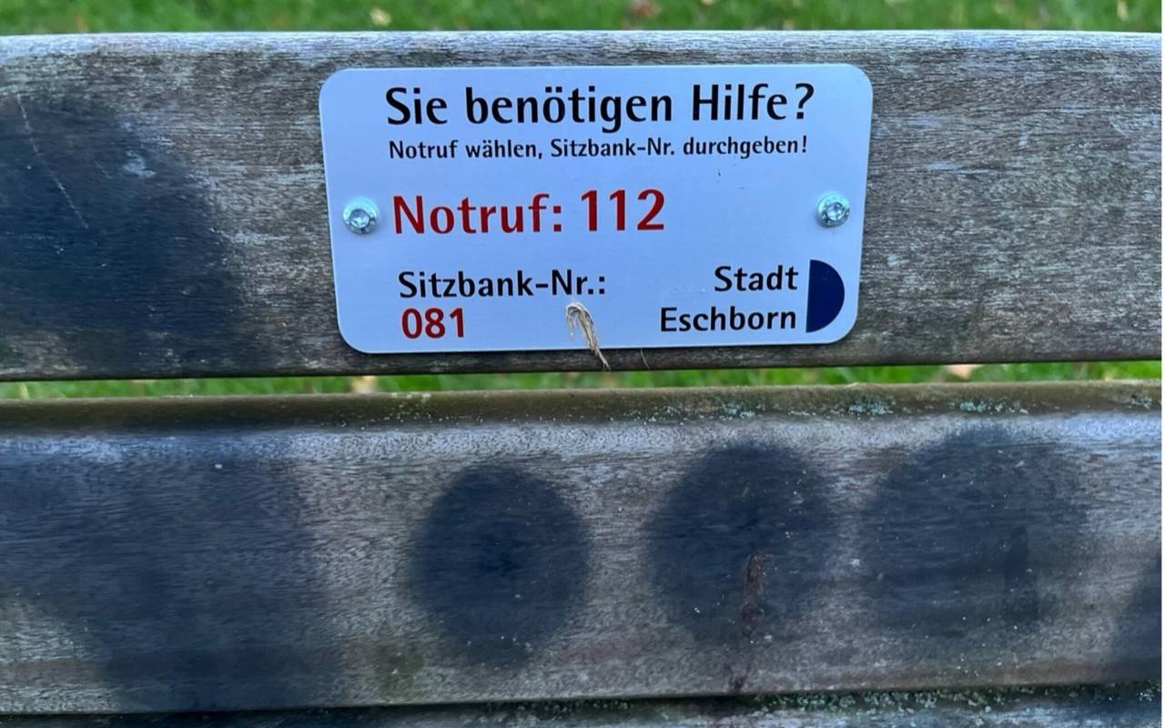 Beispiel einer Notrufplakette in Eschborn.