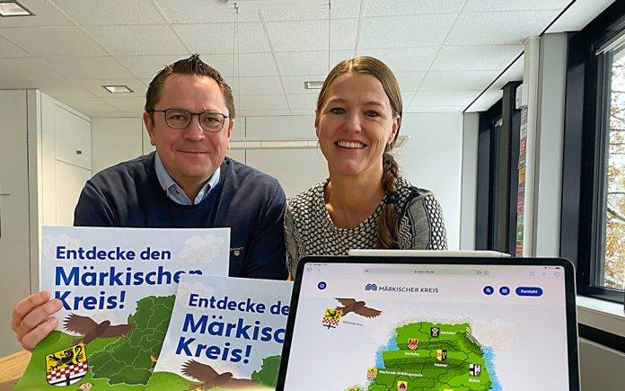 Marco Voge und Alexandra Hübenthal zeigen auf einem Laptop die neue Homepage.