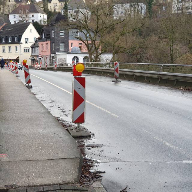 Eigentlich nur für Fahrzeuge bis 3,5 Tonnen befahrbar: die Lennebrücke in Nachrodt Wiblingwerde ist marode und muss neu gebaut werden.