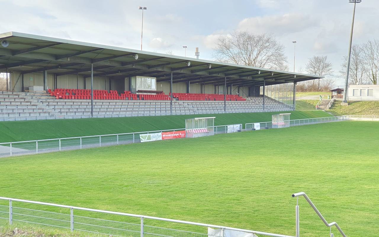 Das Iserlohner Hemberg Stadion mit neuem Rasen.