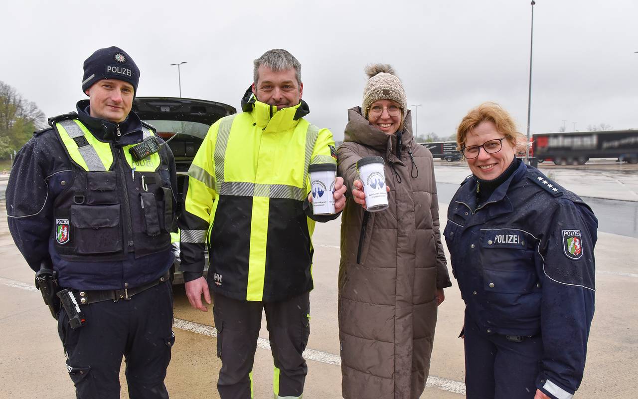 Kaffee statt Kontrolle: Die Polizei besuchte am Mittwoch Parkplätze, an denen LKW-Fahrer Pause machen und verteilte Kaffee und Becher.