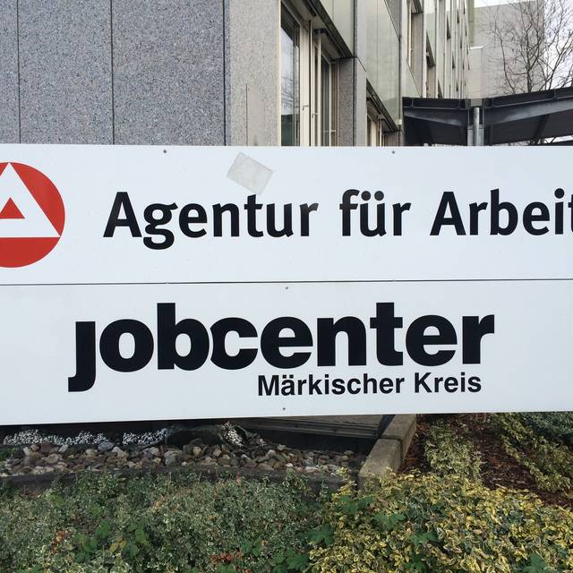 Ein Schild am Eingang der Agentur für Arbeit.
