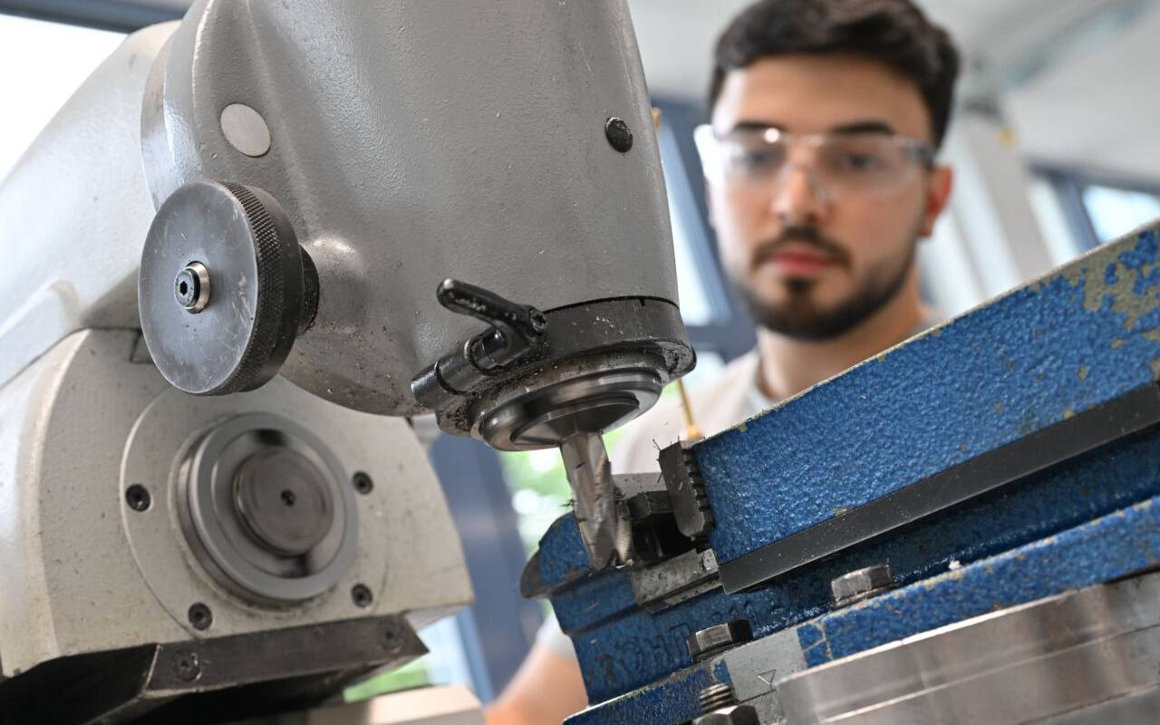 Auszubildende arbeiten während eines Pressetermin der Deutschen Bahn an einer Maschine