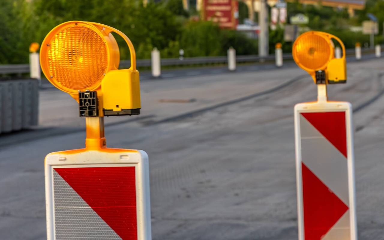 Warnlichter an einer Baustelle