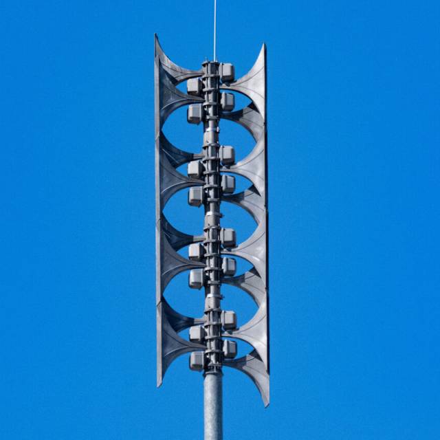 Moderne Sirene zur Warnung der Bevölkerung bei Katastrophen- oder Notfällen stehen auf einem Hausdach