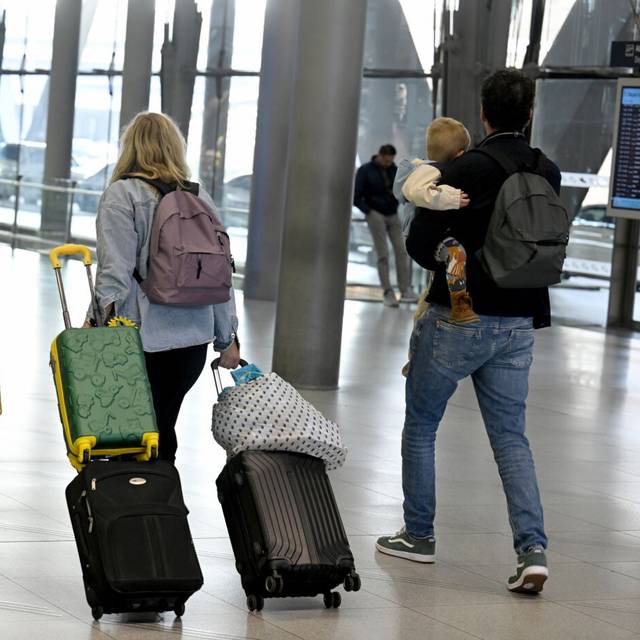 Passagiere nach ihrer Ankunft auf dem Konrad-Adenauer-Flughafen.