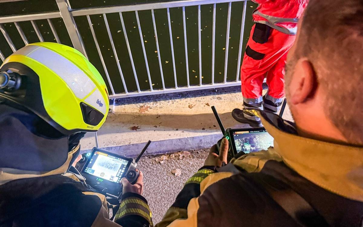 Einsatzstelle an der Schoofs Brücke: Feuerwehr und Rettungskräfte suchten mit Booten und Drohnen nach dem vermissten Mann.