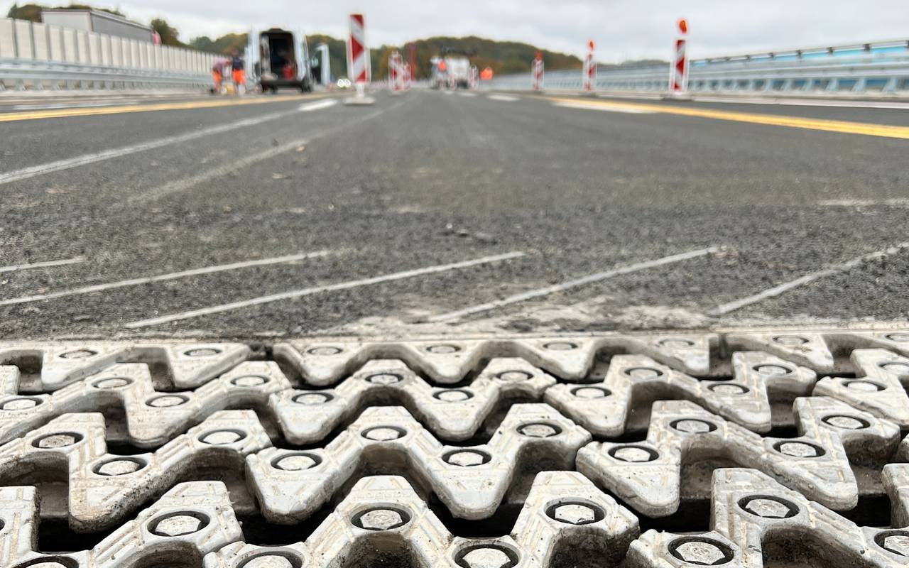 Die Lamellen der Übergangskonstruktion zwischen Fahrbahn und Brücke