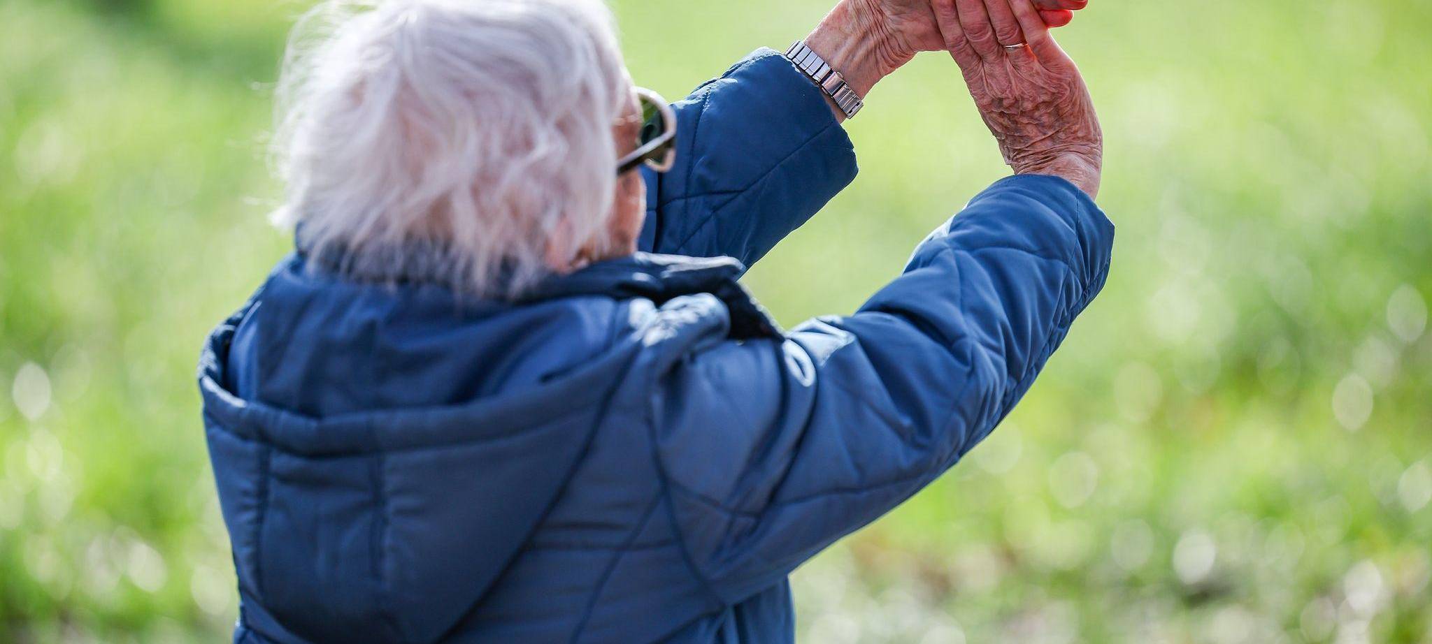 Yogastunde für Senioren im Schloßpark Köthen
