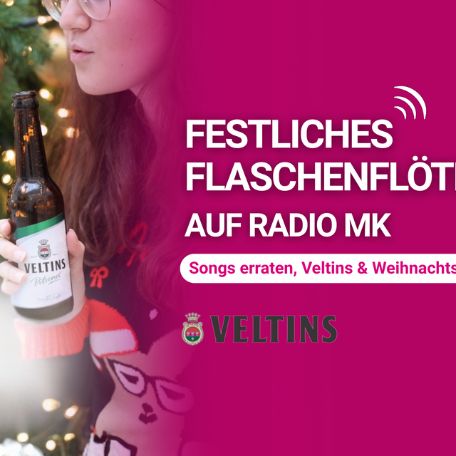 Zu sehen ist eine Frau die in eine Veltinsflasche pustet, als würde sie ein Lied auf ihr spielen. Dazu der Text: Festliches Flaschenflöten auf Radio MK - Songs erraten, Veltins und Weihnachtsbaum gewinnen