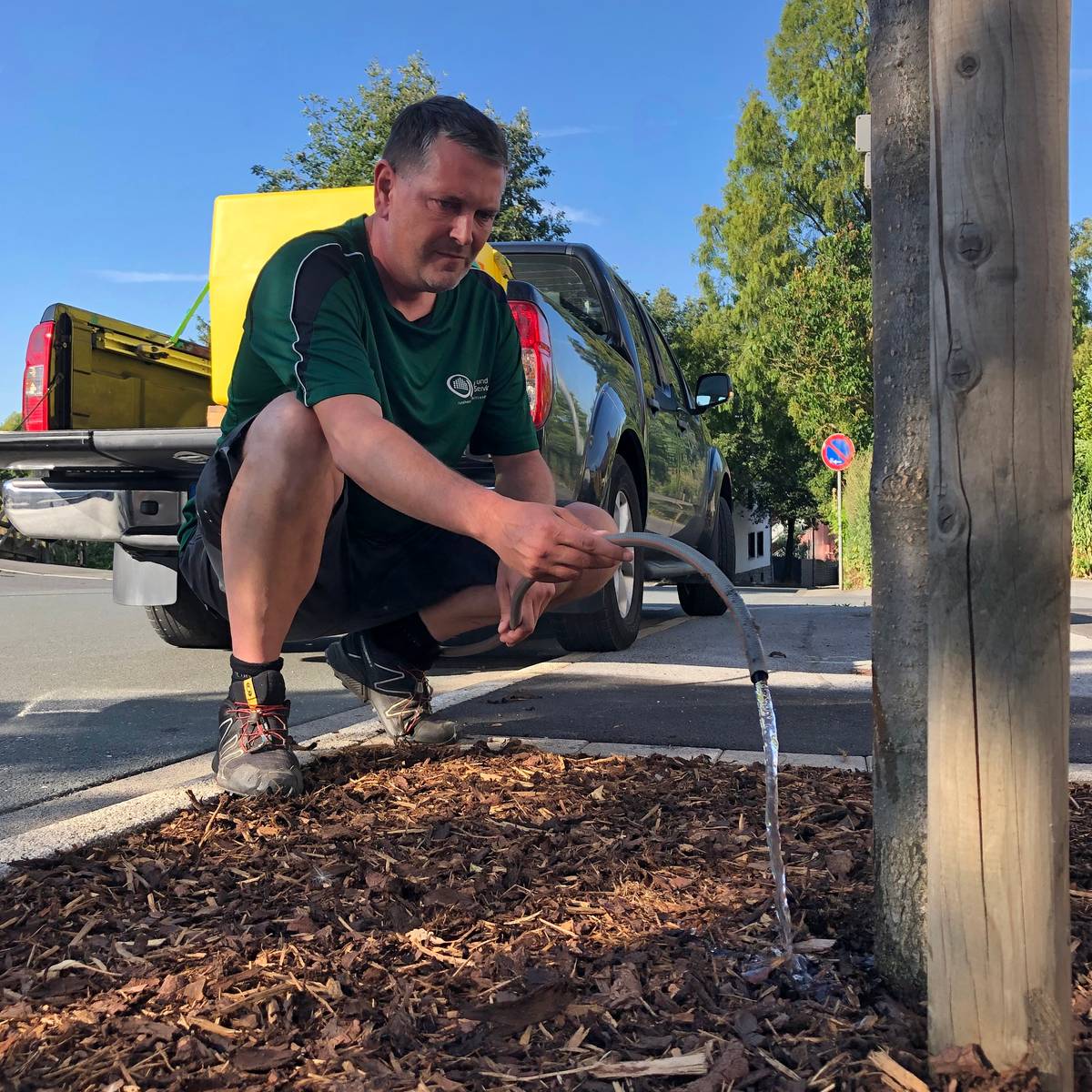 Engagierte Bürger wässern Bäume - Radio Mk