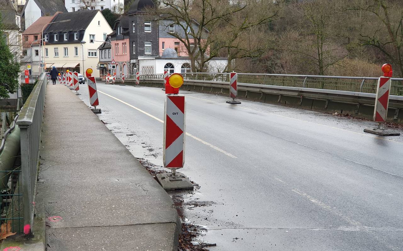 Eigentlich nur für Fahrzeuge bis 3,5 Tonnen befahrbar: die Lennebrücke in Nachrodt Wiblingwerde ist marode und muss neu gebaut werden.