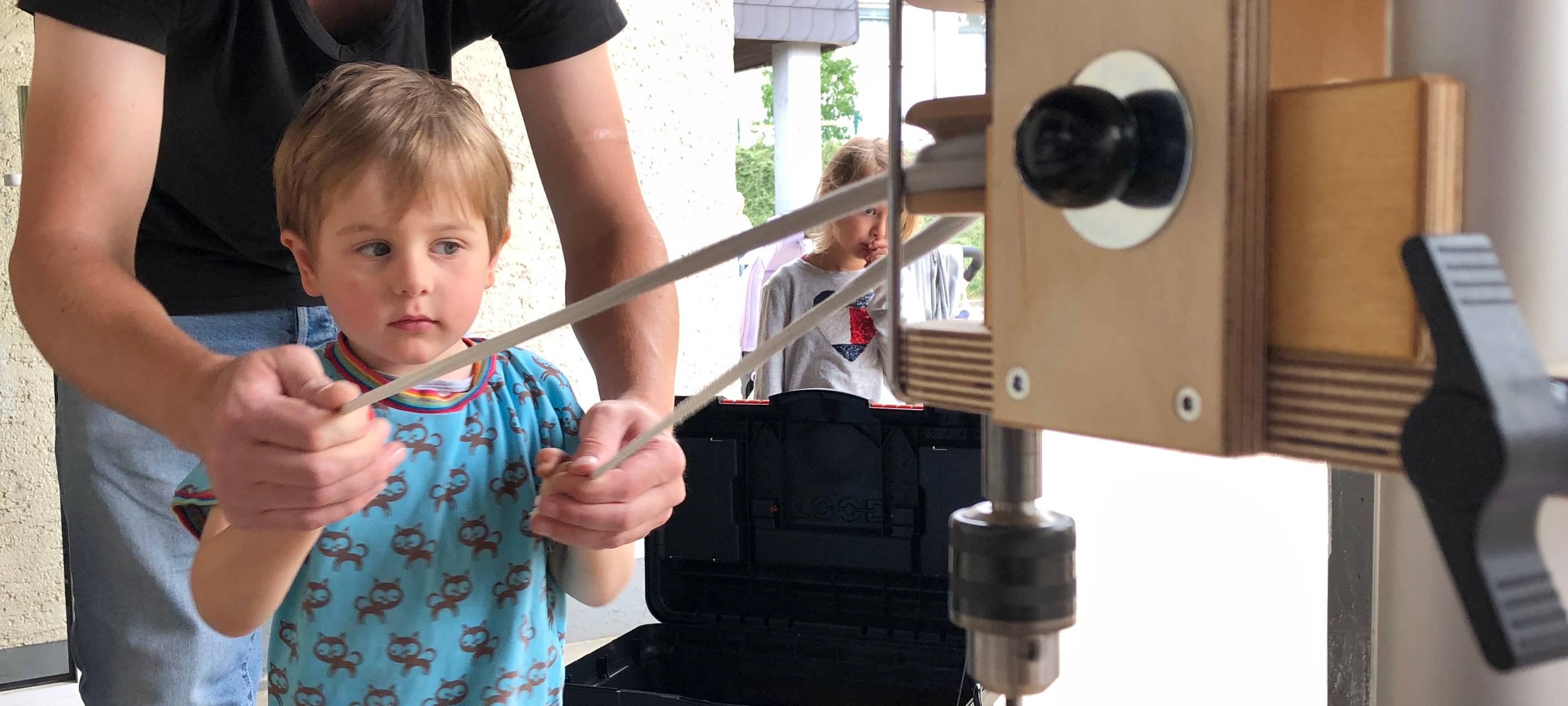 Kleine Heimwerker im Kindergarten