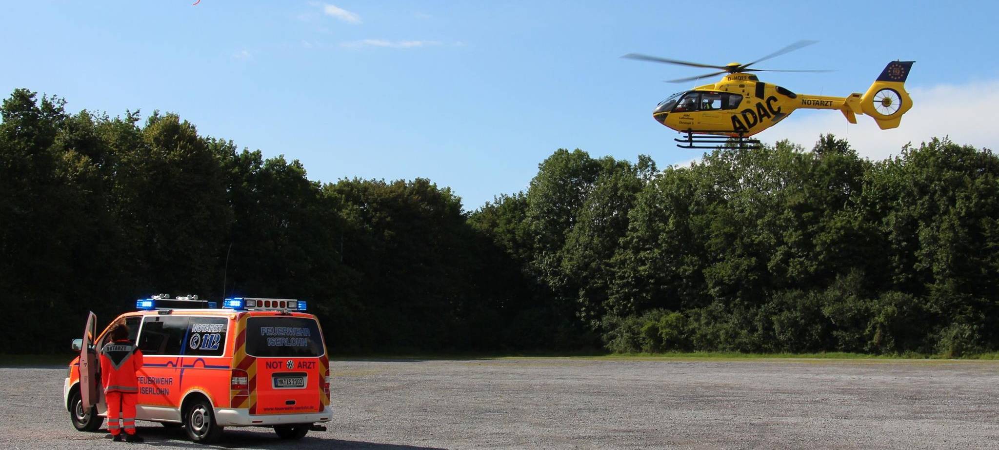 Rettungshubschrauber helfen verletzten Radfahrern