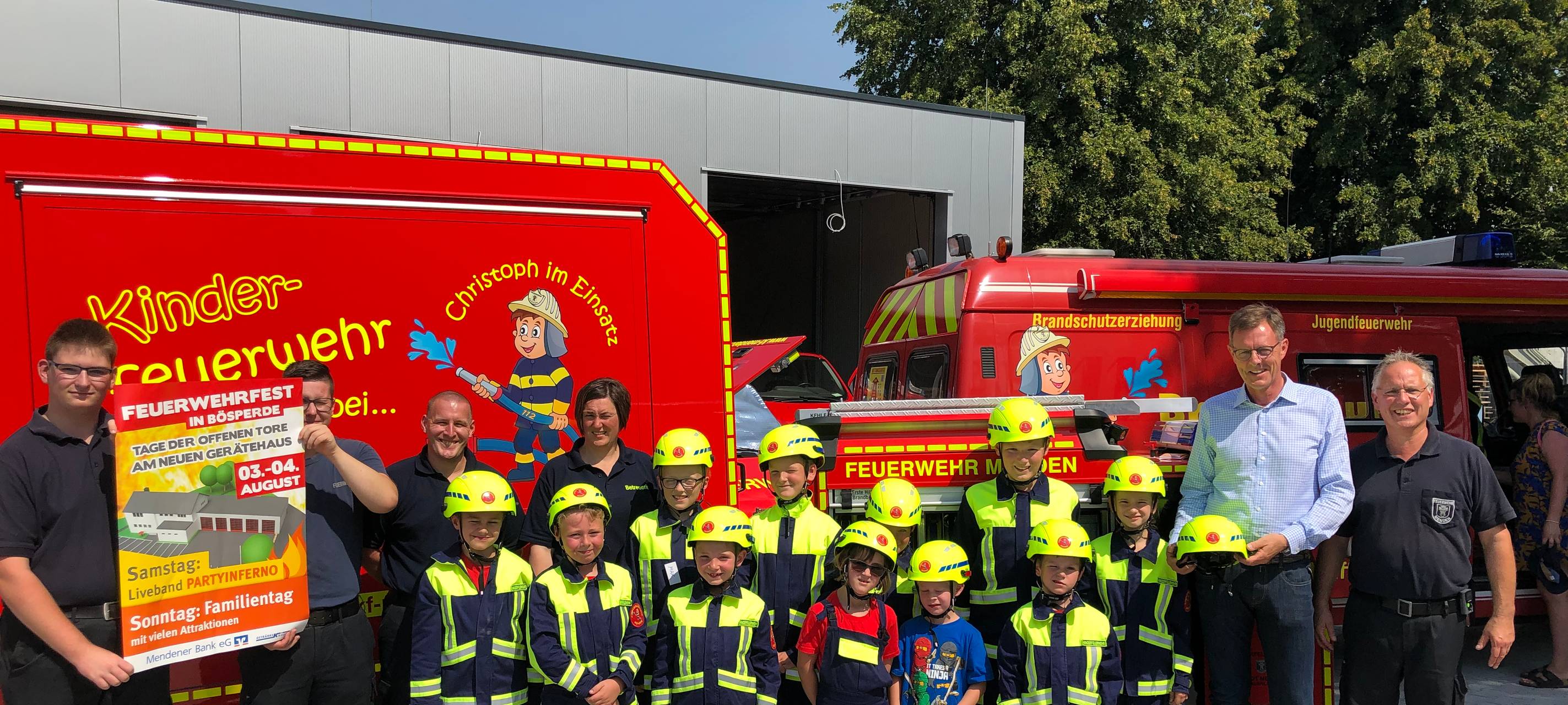 Neue Helme für Mendener Kinderfeuerwehr