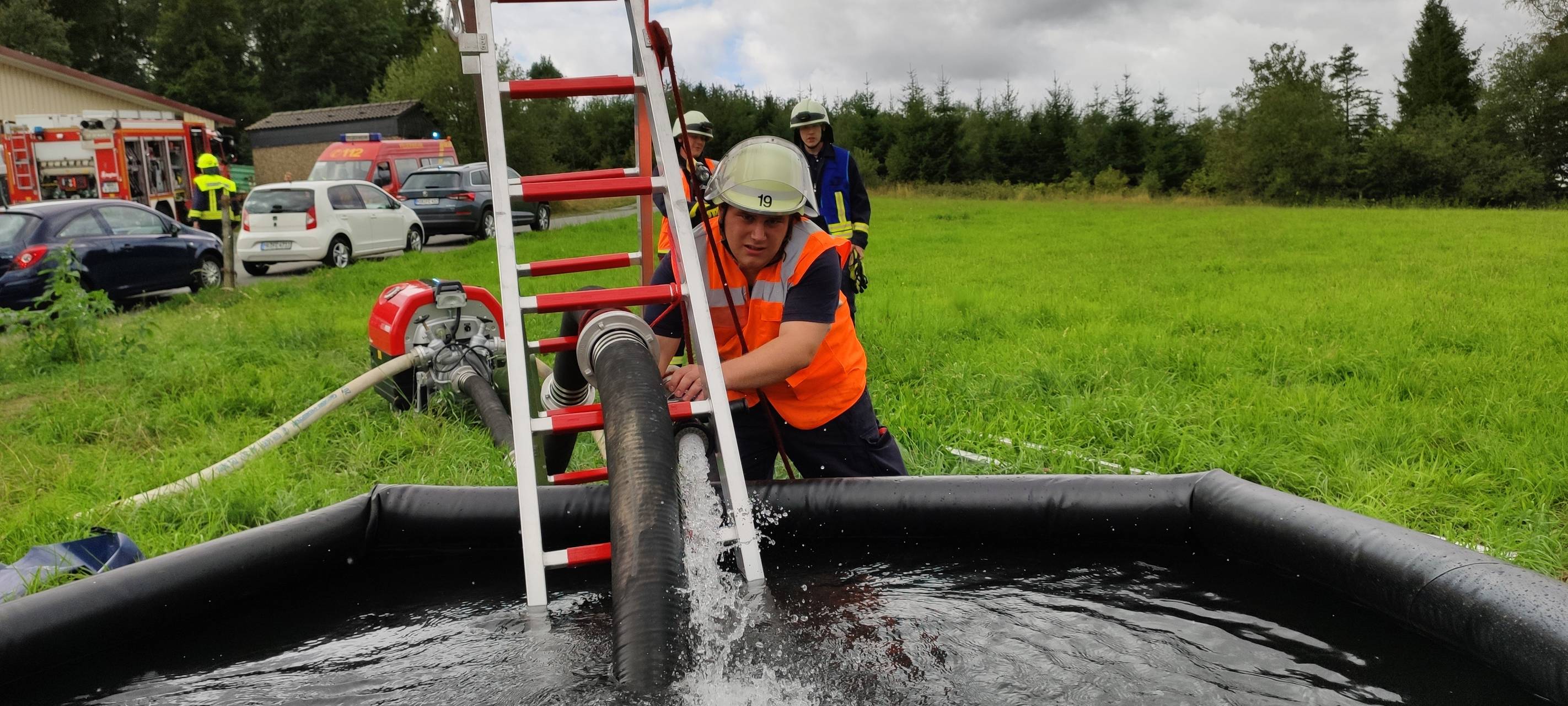 Feuerwehren üben Großbrand in Neuenrade