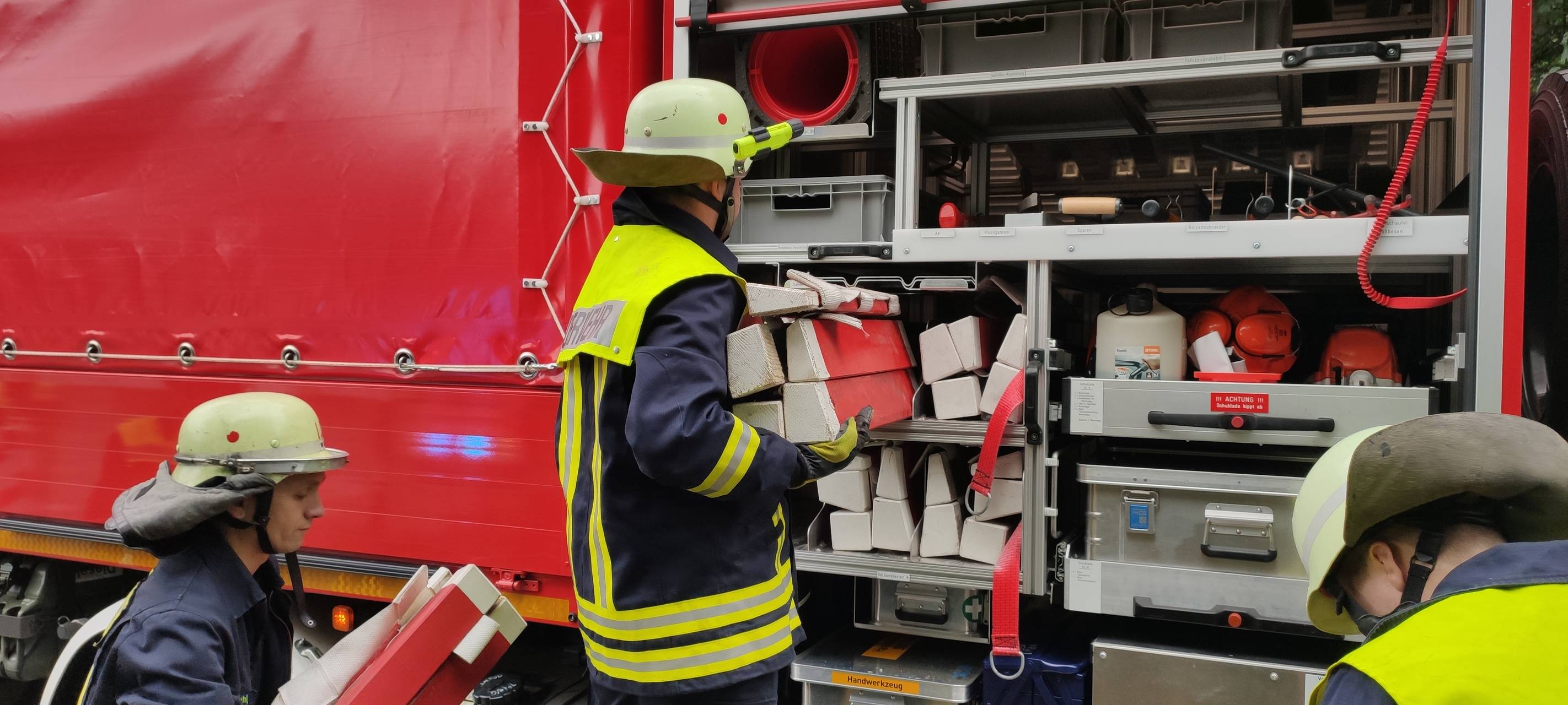 Feuerwehren üben Großbrand in Neuenrade