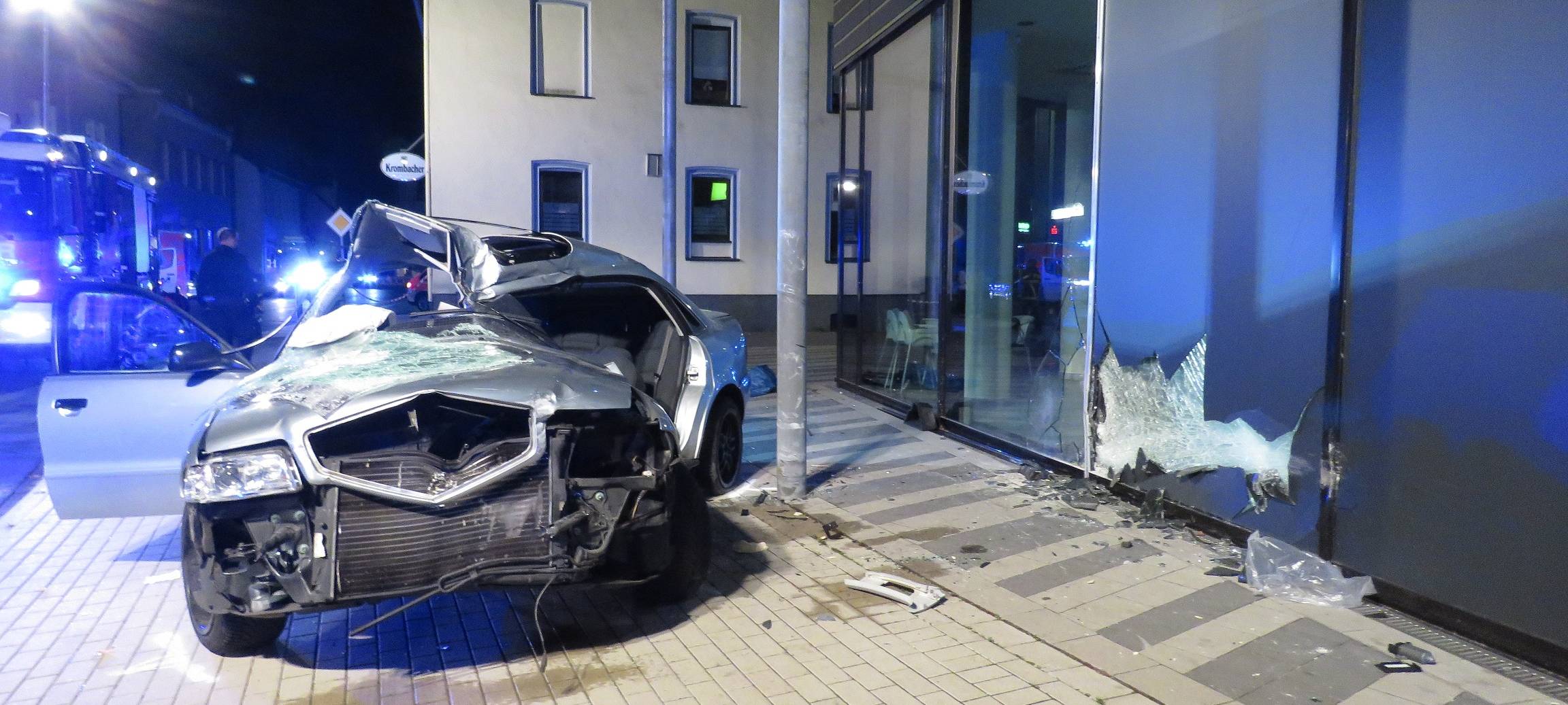 Auto kracht in Hit-Markt in Plettenberg