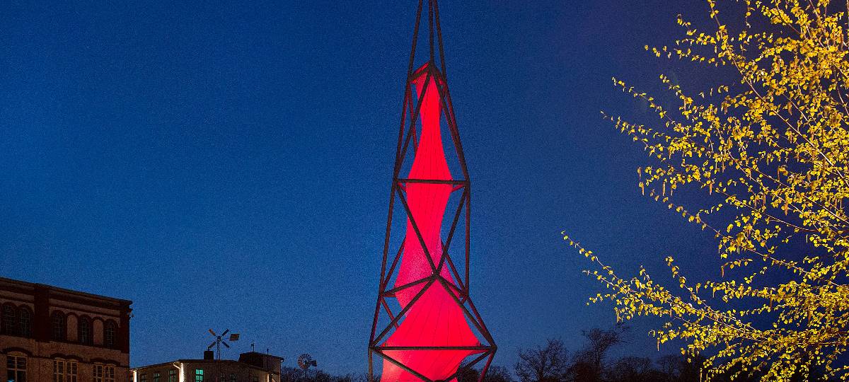 Das Bild zeigt die Phönomenta in Lüdenscheid, die sich in der Mitte des Bildes in der Farbe rot befindet.