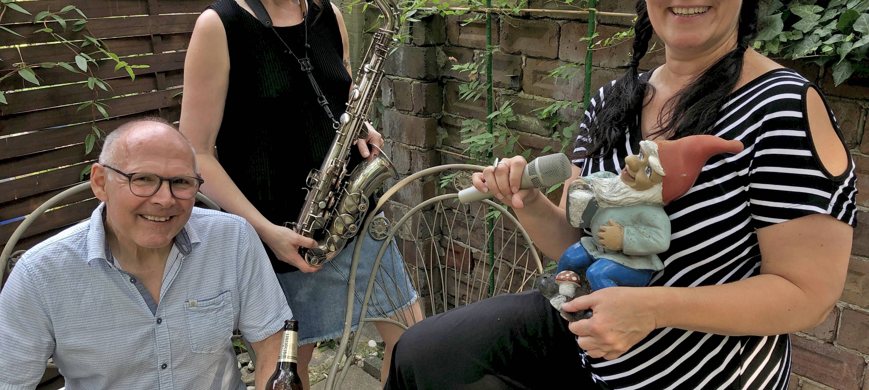 Sauerland-Swing mit Bierflasche und Gartenzwerg