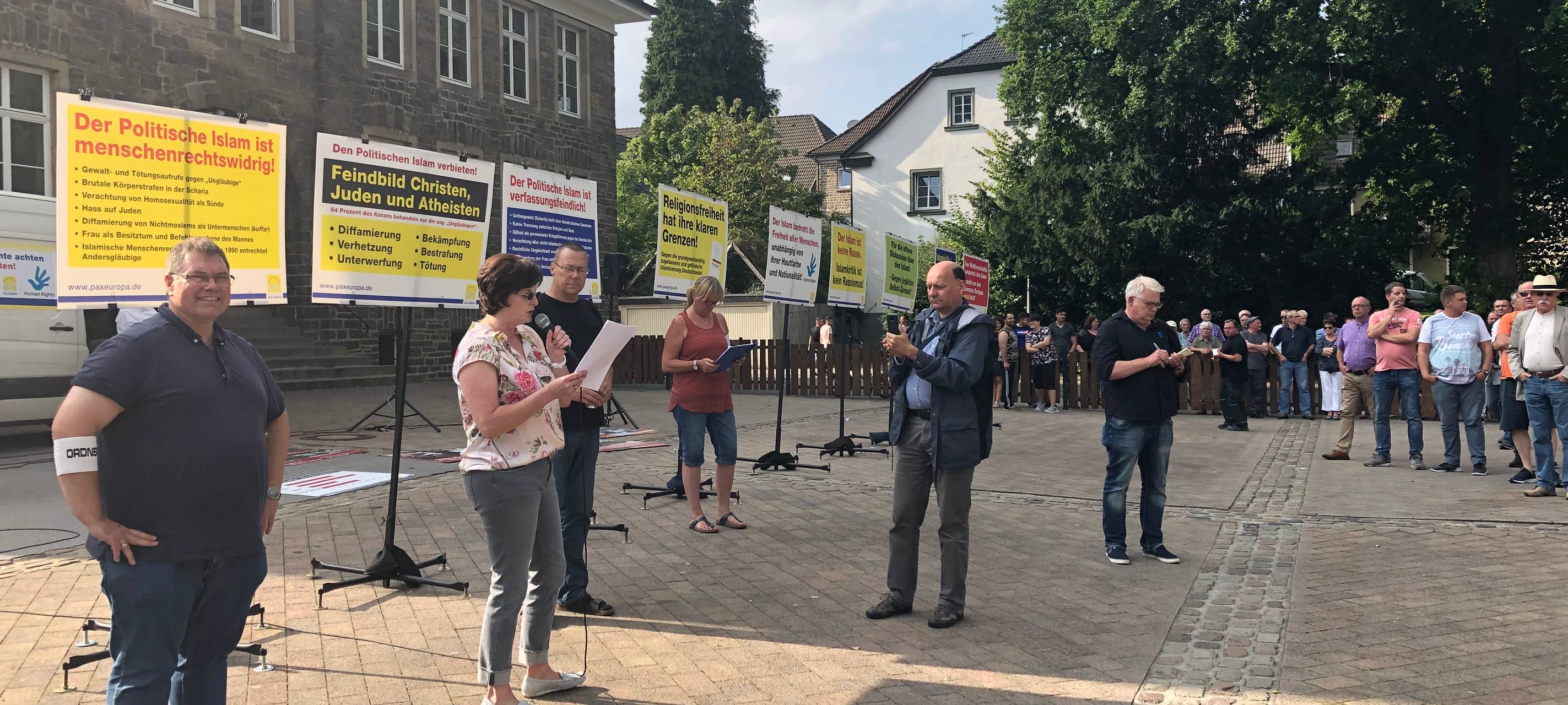 Demonstrationen gegen Moschee in Neuenrade