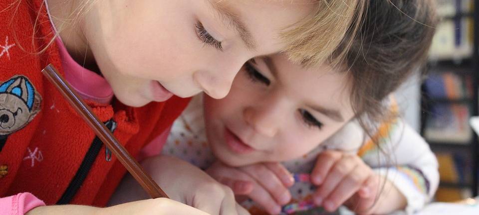 Schüler arbeiten zusammen