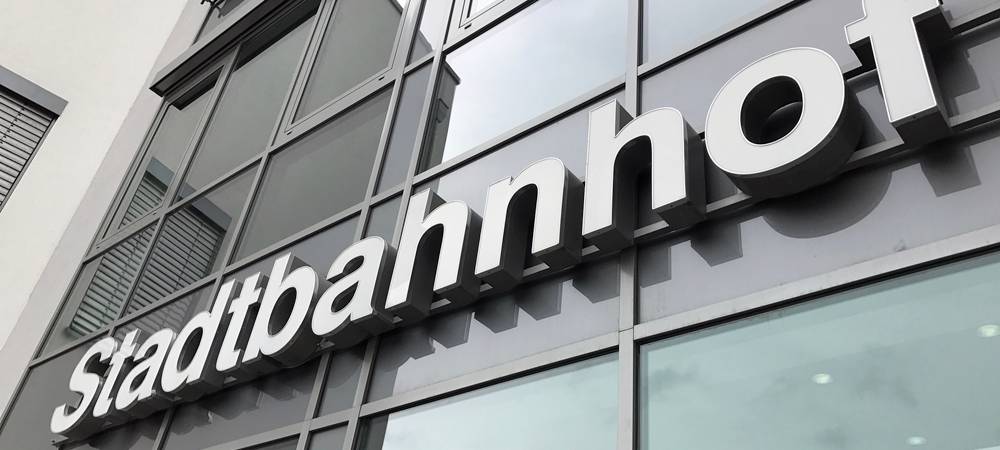 Bahnhöfe werden mit Anti-Corona-Lack ausgestattet