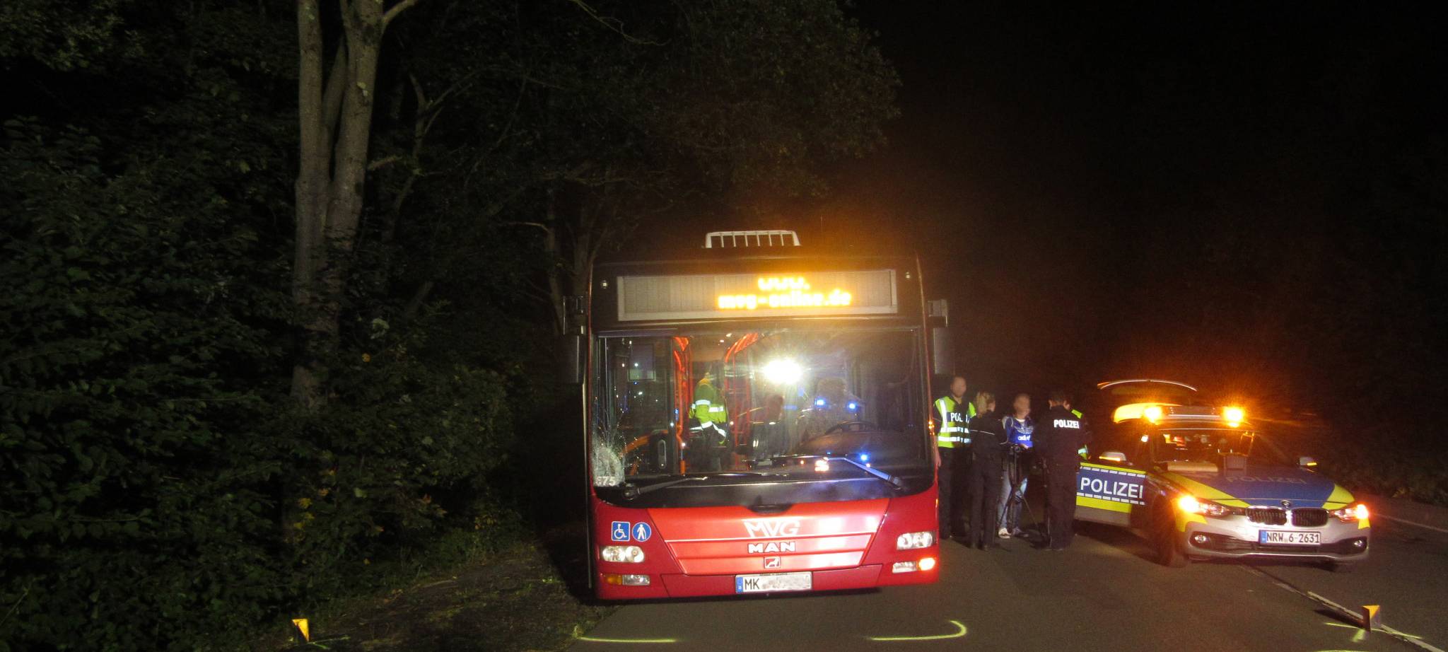 Frau von Bus angefahren - Lebensgefahr!