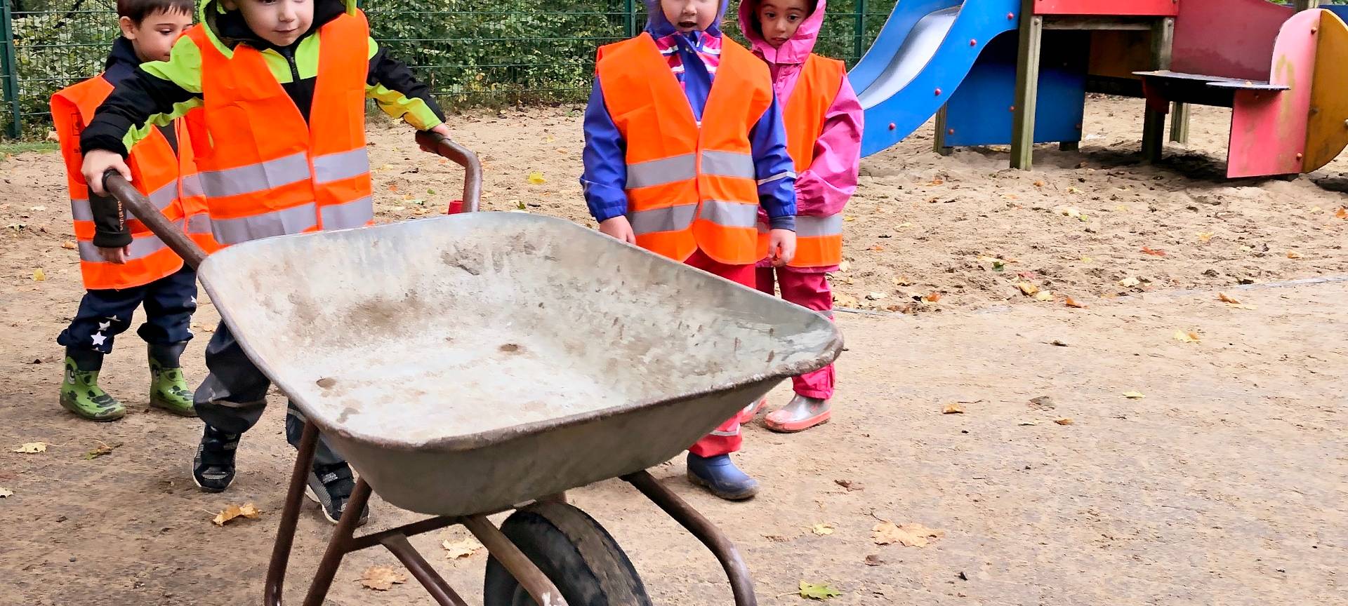 Kleine Landschaftsgärtner in Aktion