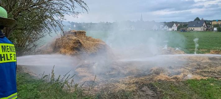 Feuerwerkskörper lösten Strohballen-Brand aus!
