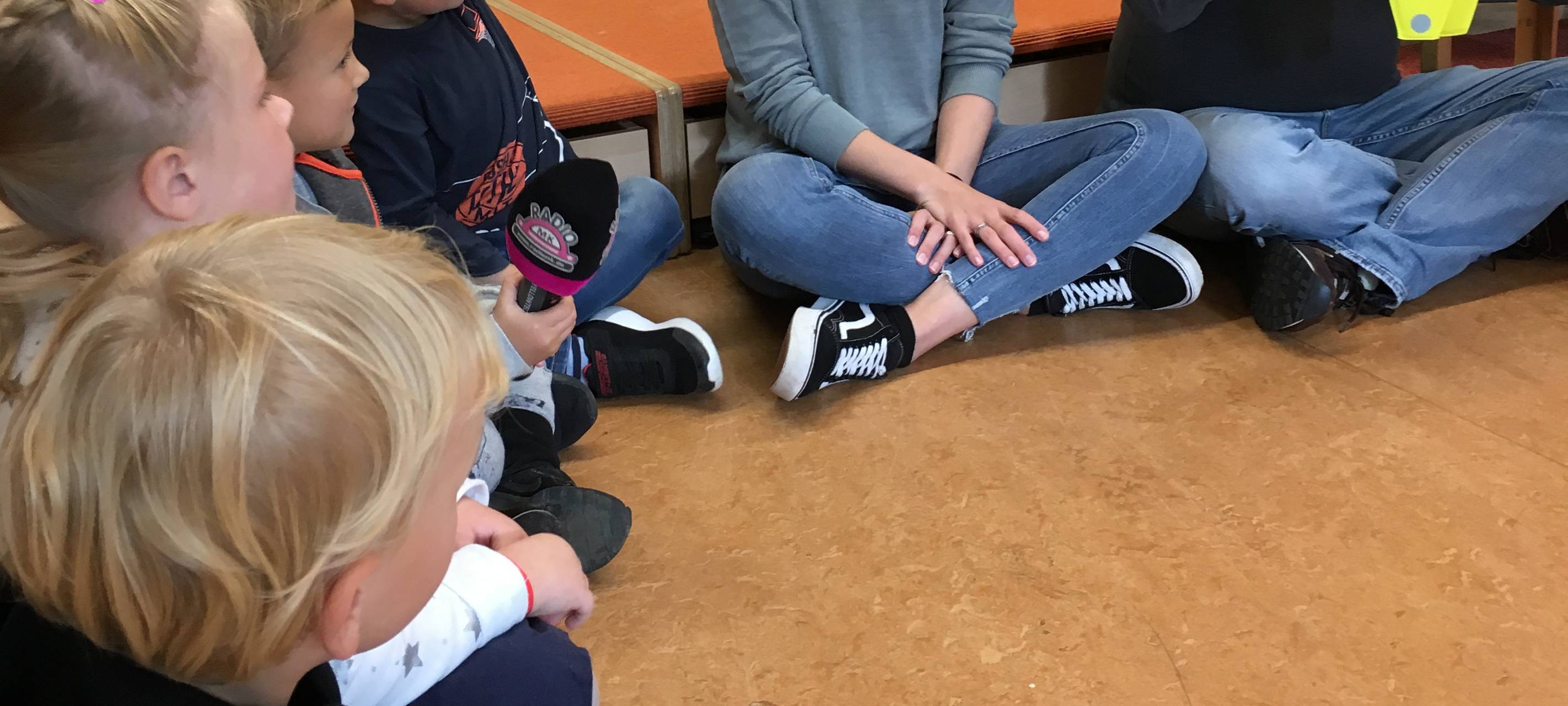 Janine und Markus mit Sicherheitskragen im Kindergarten