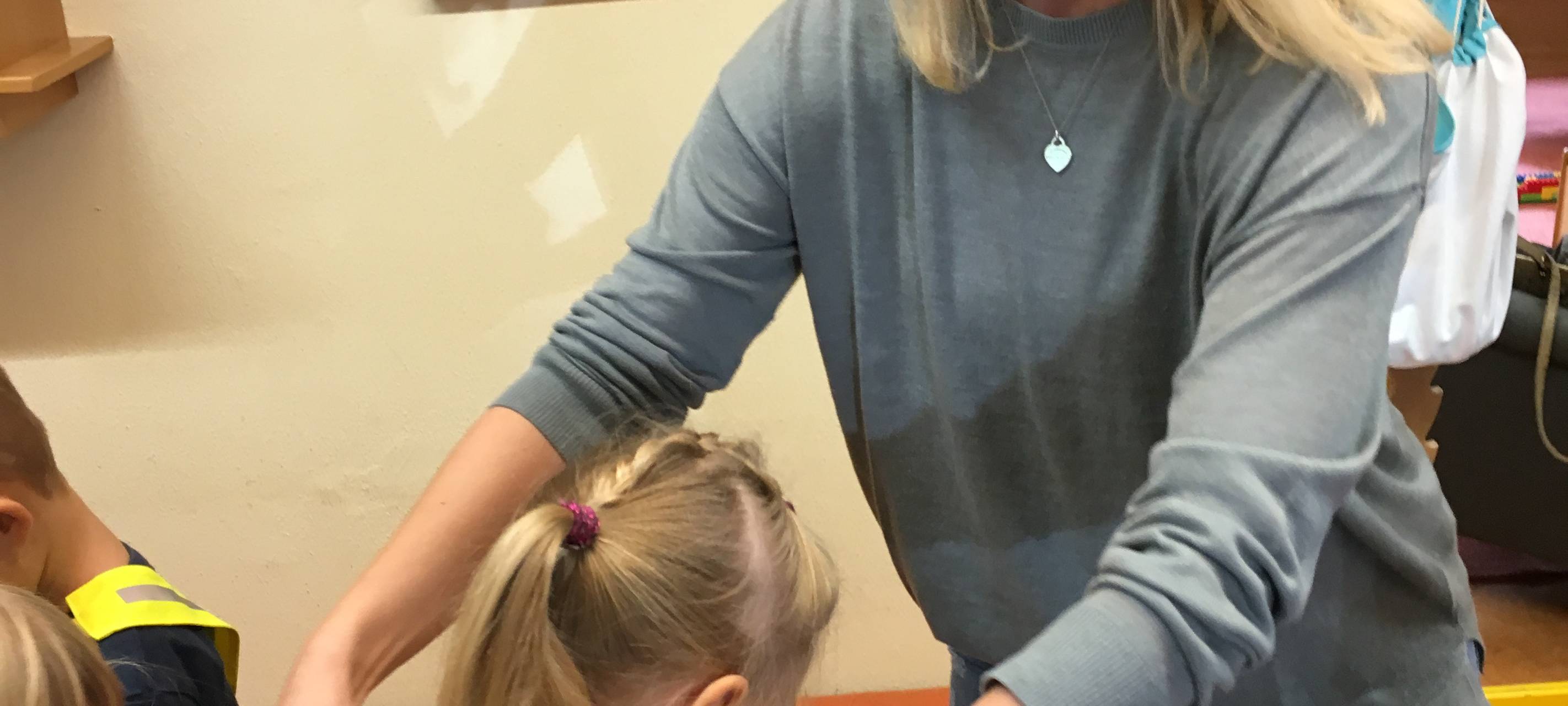 Janine und Markus mit Sicherheitskragen im Kindergarten