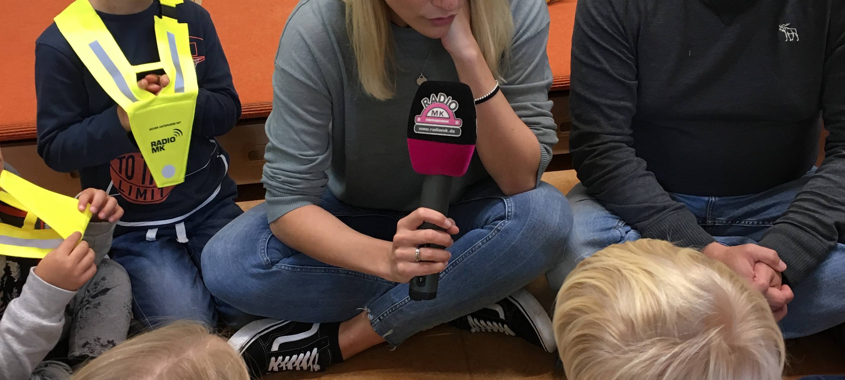 Janine und Markus mit Sicherheitskragen im Kindergarten