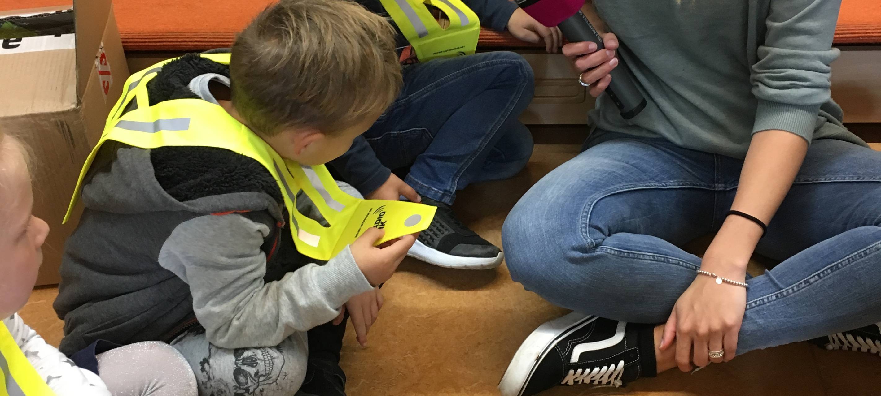 Janine und Markus mit Sicherheitskragen im Kindergarten