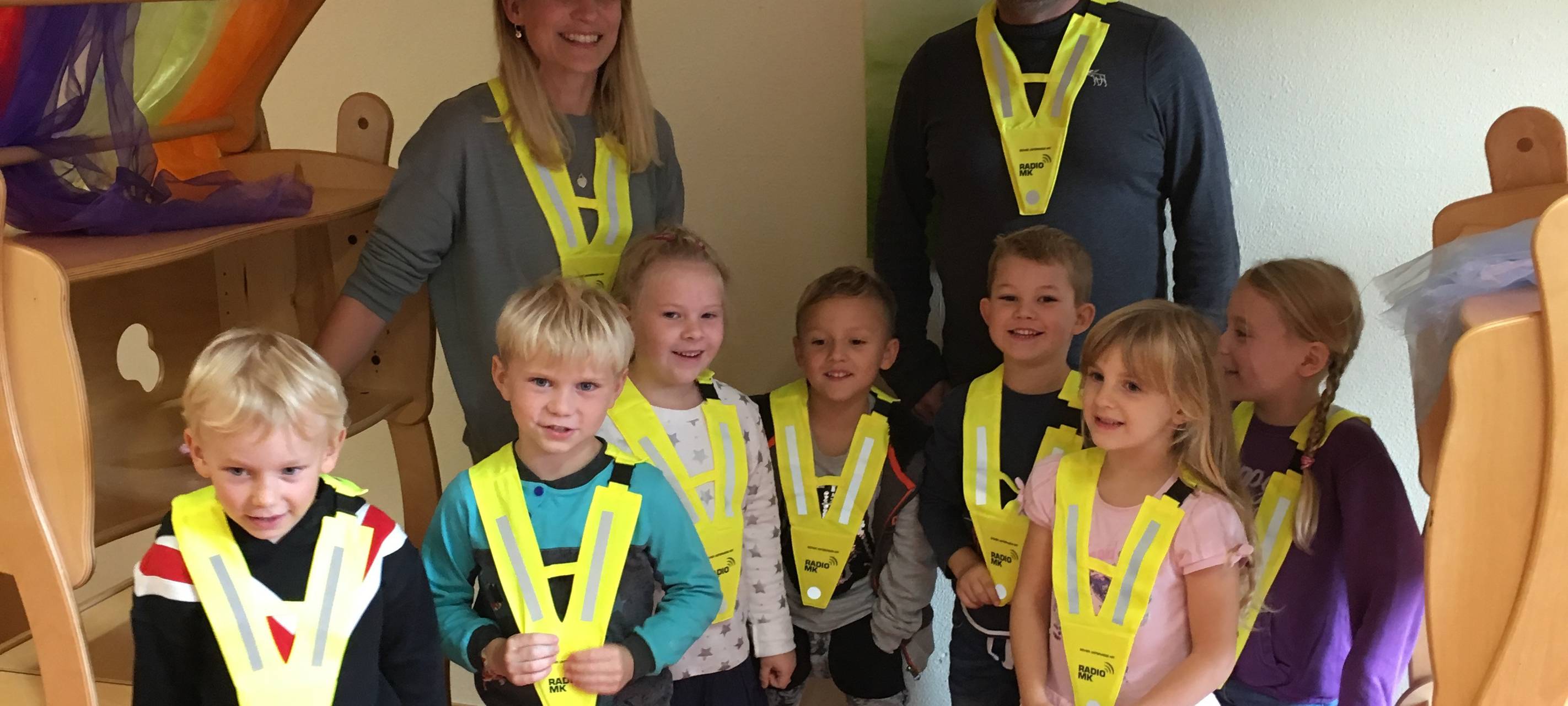 Janine und Markus mit Sicherheitskragen im Kindergarten