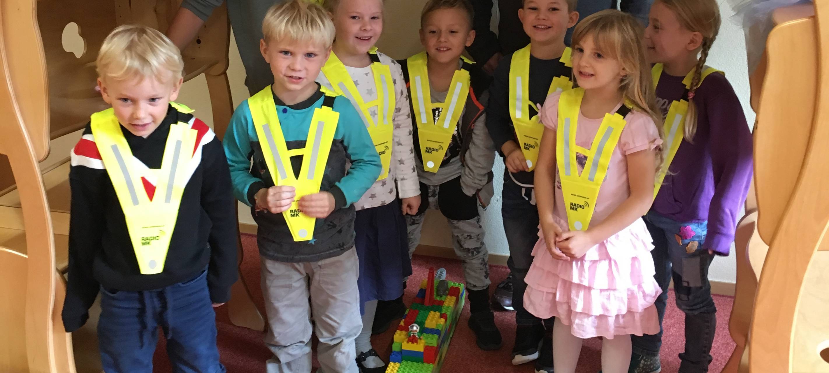 Janine und Markus mit Sicherheitskragen im Kindergarten
