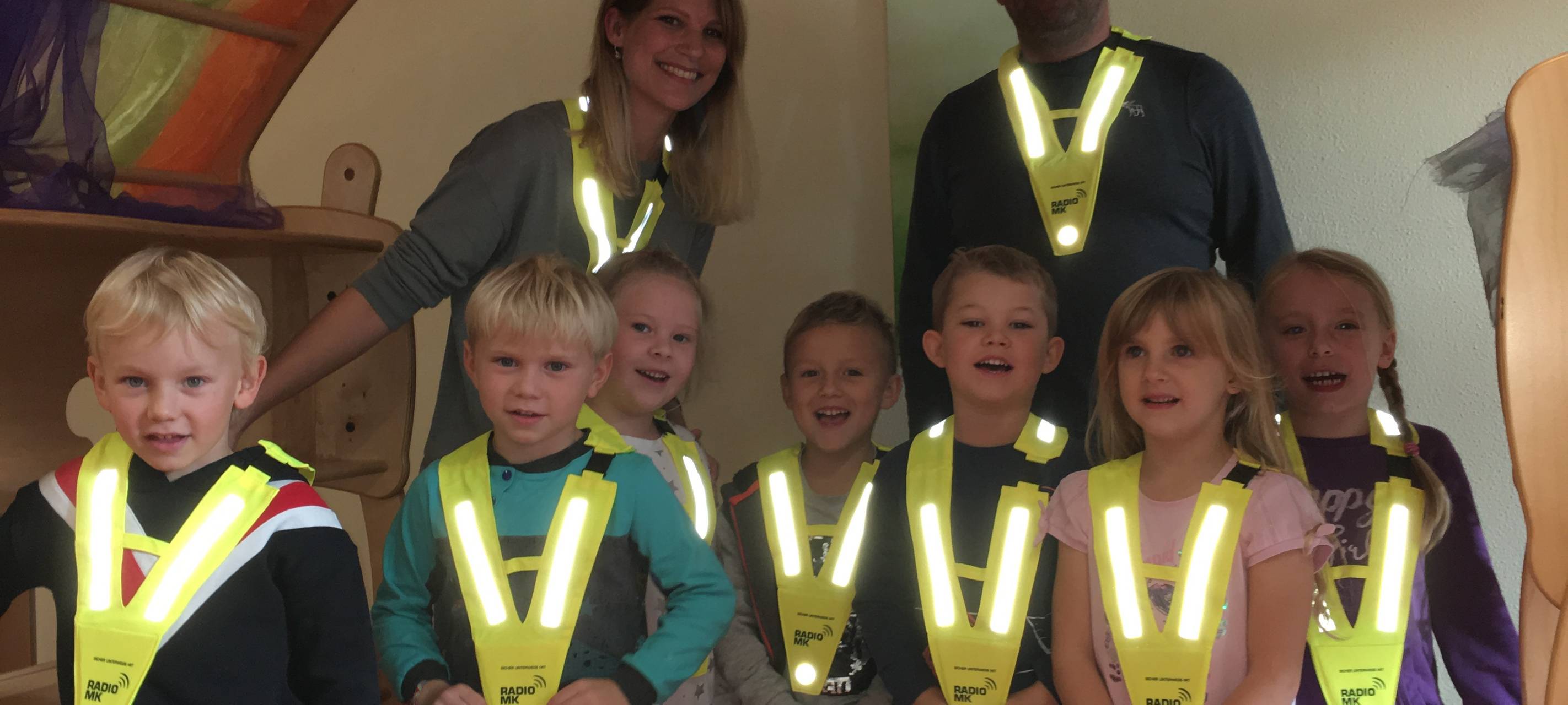 Janine und Markus mit Sicherheitskragen im Kindergarten