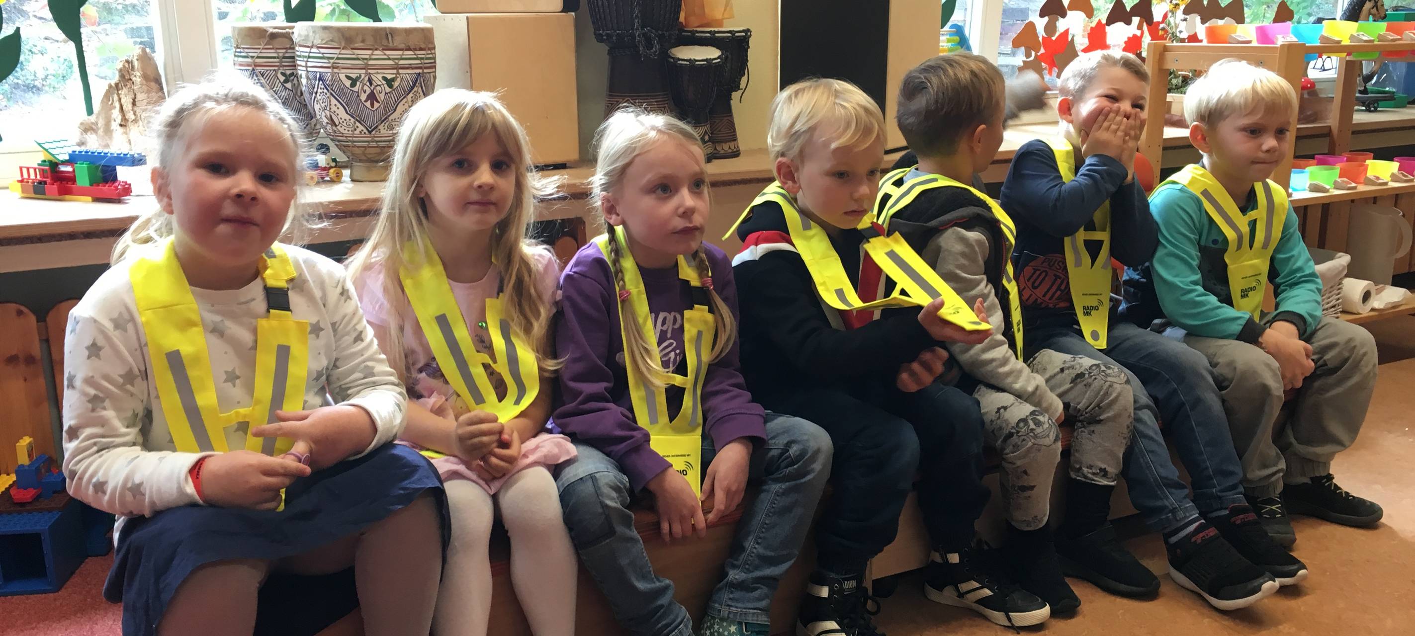 Janine und Markus mit Sicherheitskragen im Kindergarten